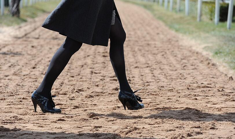Ladies Day! Für die feinen Damen in England Tradition. Auf dem Aintree-Pferderennkurs bretzeln sich die Frauen ordentlich auf machen ausgelassen Party. Die Bilder vom schrägen Society-Event.