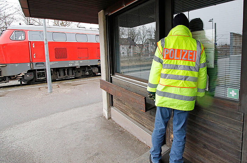Polizisten haben das Büro des Fahrdienstleiters durchsucht.