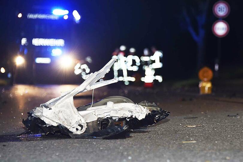 Ein alkoholisierter 22-Jähriger crashte frontal gegen einen Baum. Die Bilder des Unfalls.