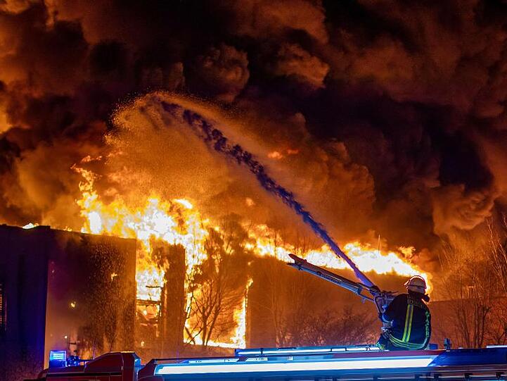 Nach einem Brand und Explosionen in einer Lagerhalle in Düsseldorf mit zwei Verletzten sucht die Polizei nach den Ursachen.