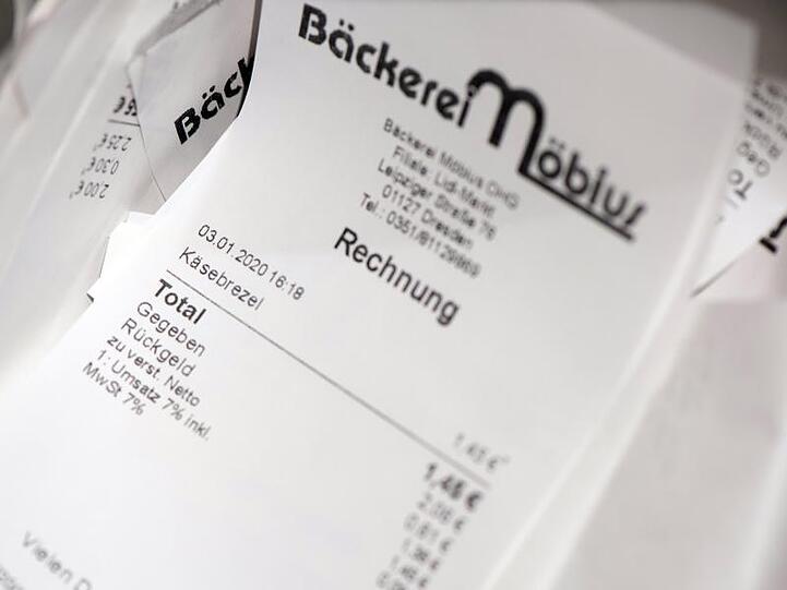 Rund einen Monat nach ihrer Einführung stößt die Bonpflicht nach wie vor auf wenig Verständnis, wie eine aktuelle Umfrage zeigt. (Symbolbild)