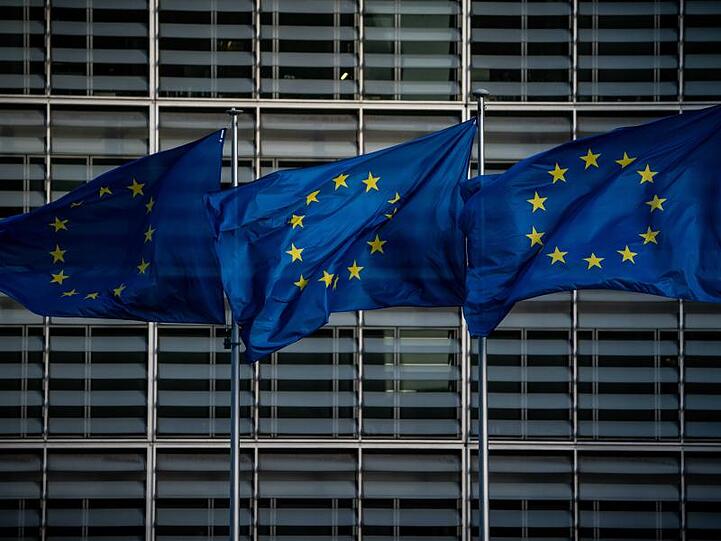 Europaflaggen wehen vor dem Sitz der Europäischen Kommission in Brüssel. Foto: Michael Kappeler/dpa
