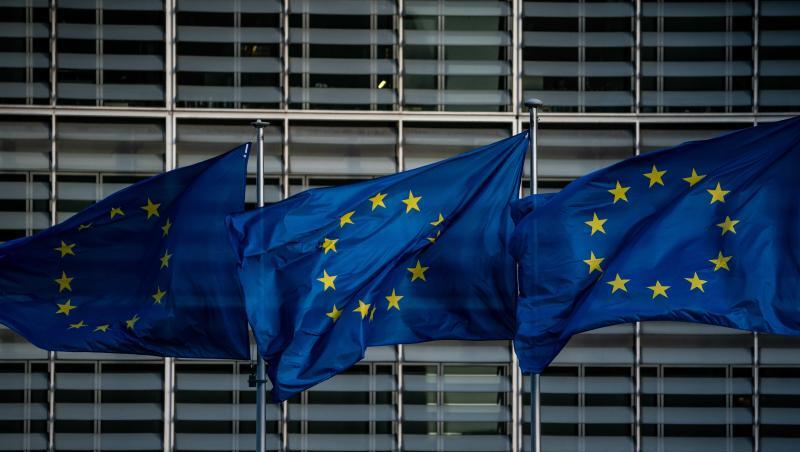 Europaflaggen wehen vor dem Sitz der Europäischen Kommission in Brüssel. Foto: Michael Kappeler/dpa
