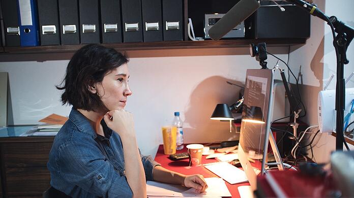 Vor den Bildschirm gebannt: Sibel Kekilli als Sarah, die - vom Lockdown inspiriert - einen Öko-Lieferdienst aufziehen will.