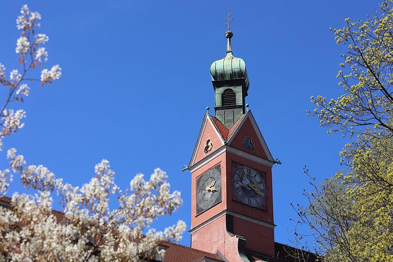 Hübscher Turm der Kapelle St. Maria Immaculata des Vincentinum-Altenheims - und davor blühen die Kirschen.