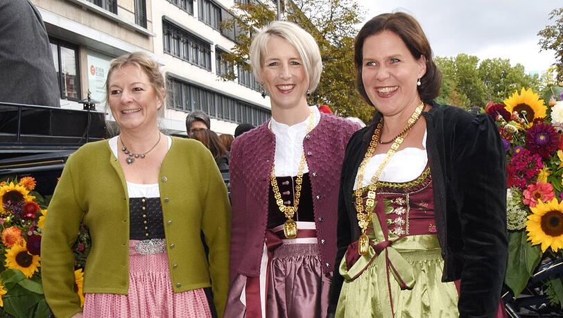 Zu einem schicken Dirndl gehört an kalten Tagen auch ein warmer Janker.