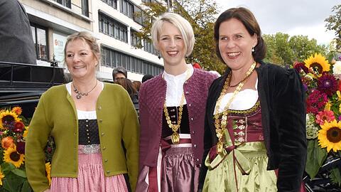 Zu einem schicken Dirndl gehört an kalten Tagen auch ein warmer Janker.