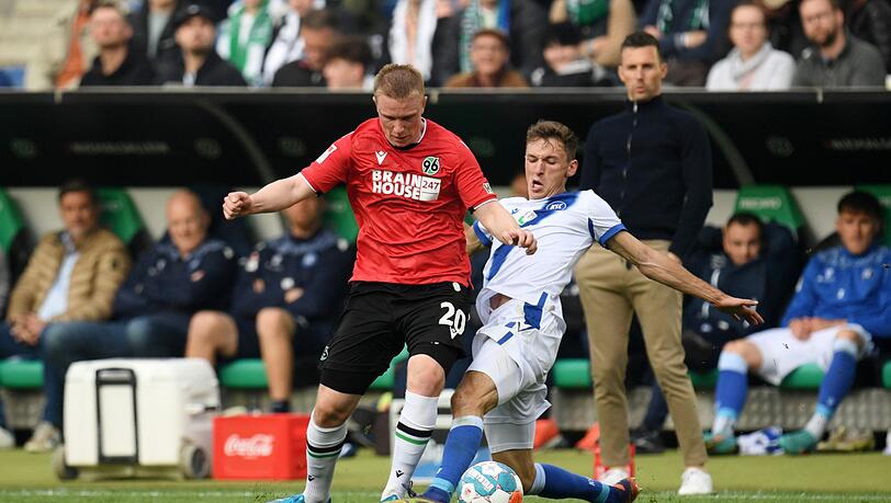 Philipp Ochs (l) von Hannover und Benjamin Goller von Karlsruhe kämpfen um den Ball.