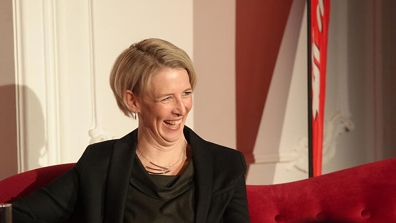 Adrian Prechtel im Gespräch mit Bürgermeisterin Katrin Habenschaden auf dem roten Sofa (von Möbel Höffner) in München. Adrian Prechtel im Gespräch mit Bürgermeisterin Katrin Habenschaden auf dem roten Sofa (von Möbel Höffner) in München.