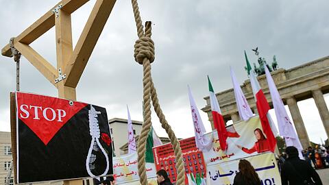 Iraner in Berlin protestieren gegen die Anwendung der Todesstrafe in ihrem Heimatland (Archivbild).