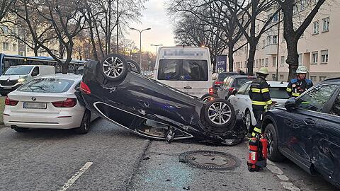 Das Auto des Unfallverursachers landete auf dem Dach, der Fahrer verließ den Wagen ohne Hilfe.