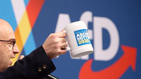Stephan Protschka, Landesvorsitzender der AfD Bayern, prostet beim politischen Aschermittwoch den Anwesenden zu.