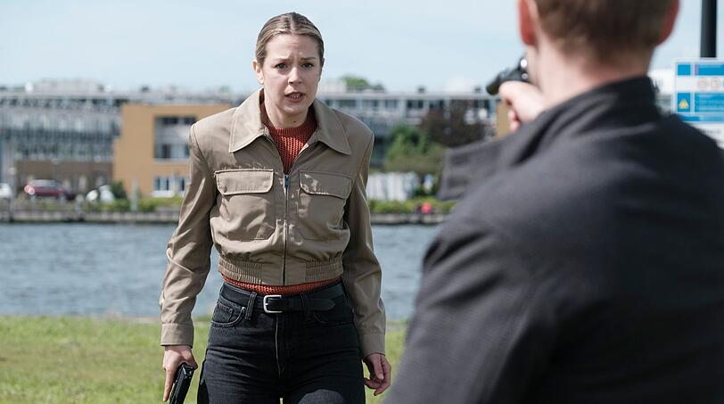 Zoe (Rose-Anne van Elswijk) steht einem skrupellosen Killer gegenüber. Zoe (Rose-Anne van Elswijk) steht einem skrupellosen Killer gegenüber.