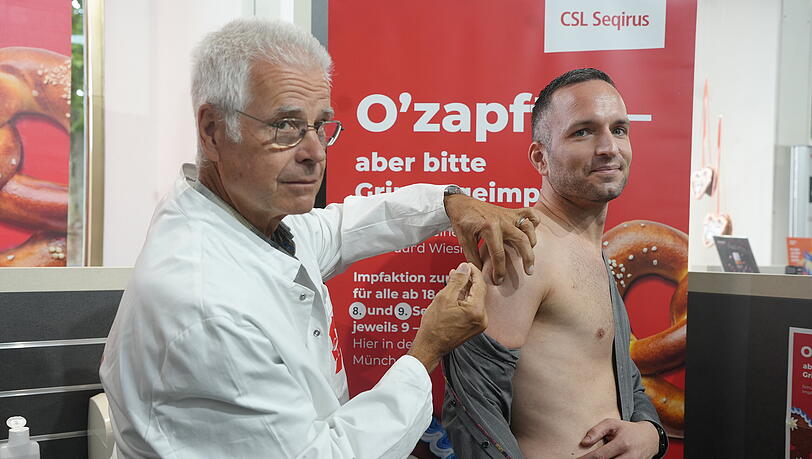 Christoph Spinner vom TUM-Klinikum lässt sich vor Ort selbst gleich von Apothekenleiter Thomas Benkert gegen die Grippe impfen. Christoph Spinner vom TUM-Klinikum lässt sich vor Ort selbst gleich von Apothekenleiter Thomas Benkert gegen die Grippe impfen.