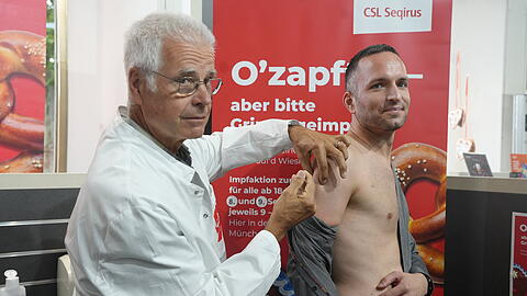 Nach Holetschek l&auml;sst sich auch Christoph Spinner vom TUM-Klinikum gegen die Grippe impfen.