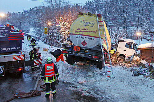 Mehrere Stunden dauerte die Lkw-Bergung.