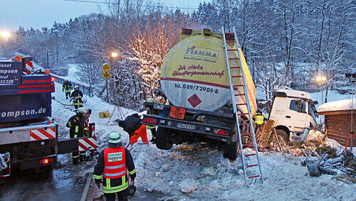 Mehrere Stunden dauerte die Lkw-Bergung. Mehrere Stunden dauerte die Lkw-Bergung.