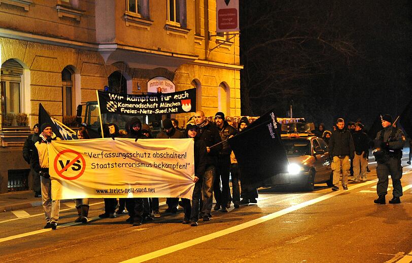Die zunächst verbotene Neonazi-Demo in München fand am Samstag doch statt: Am Harras in München-Sendling versammelten sich Neonazis der &bdquo;Bürgerinitiative Ausländerstopp&ldquo;.