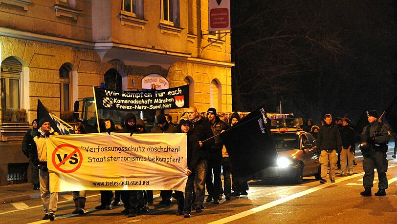 Die zunächst verbotene Neonazi-Demo in München fand am Samstag doch statt: Am Harras in München-Sendling versammelten sich Neonazis der „Bürgerinitiative Ausländerstopp“. Die zunächst verbotene Neonazi-Demo in München fand am Samstag doch statt: Am Harras in München-Sendling versammelten sich Neonazis der „Bürgerinitiative Ausländerstopp“.