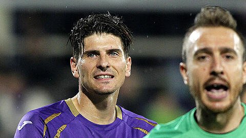 Mario Gomez gab sein Startelf-Debüt. Dem AC Florenz reichte ein 1:1-Unentschieden gegen PAOK Saloniki für den Einzug in die Zwischenrunde.