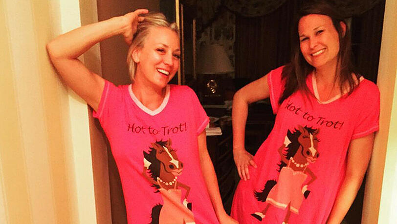Kaley Cuoco und ihre Freundin sind sich für keinen Spaß zu Schade Kaley Cuoco und ihre Freundin sind sich für keinen Spaß zu Schade