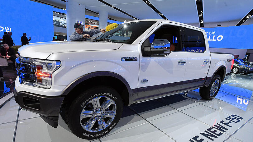 Bei der North American International Auto Show (NAIAS) in Detroit (Michigan) wird der neue Ford F-150 präsentiert. Der F-150 ist das meistverkaufte Automodell in den USA - und ist künftig auch mit einem Dieselmotor zu haben, erstmals in der langen Geschichte des Fahrzeugs.