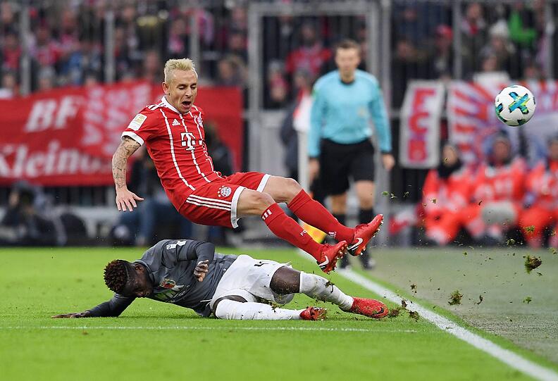 RAFINHA NOTE 3:
Trägt die Haare jetzt blond, noch deutlich blonder als Lewandowski. Als Linksverteidiger aufgeboten, weil Alaba nach Verletzung nur auf der Bank saß. Solider Auftritt, im Passspiel teilweise risikoreich, aber erfolgreich. Durfte nach Robbens Auswechslung sogar noch ein paar Minuten Kapitän sein.