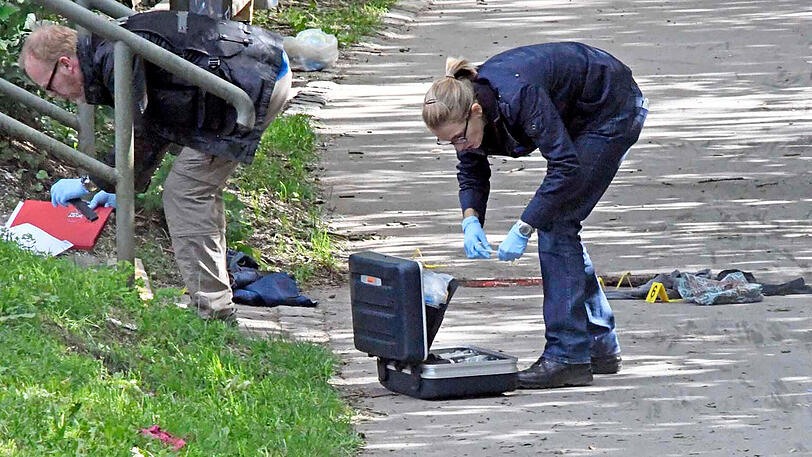 Ein zunächst verbaler Streit zwischen zwei Männern in München ist für einen der beiden tödlich ausgegangen. Die Auseinandersetzung sei am Freitagnachmittag in einen "massiven Angriff" gegipfelt, teilte die Polizei mit.