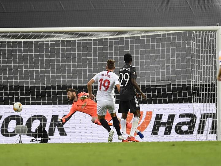 Sevillas Luuk de Jong (19) trifft gegen United-Torhüter David de Gea.