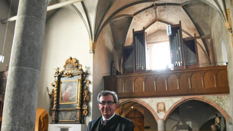 Josef Konitzer, Pfarrer im Pfarrverband Zugspitze, sitzt in der Alten Pfarrkirche. Den Garmischern wird ab Samstag auch nachts wieder die Stunde schlagen. Foto: Angelika Warmuth/dpa/Archiv Josef Konitzer, Pfarrer im Pfarrverband Zugspitze, sitzt in der Alten Pfarrkirche. Den Garmischern wird ab Samstag auch nachts wieder die Stunde schlagen. Foto: Angelika Warmuth/dpa/Archiv