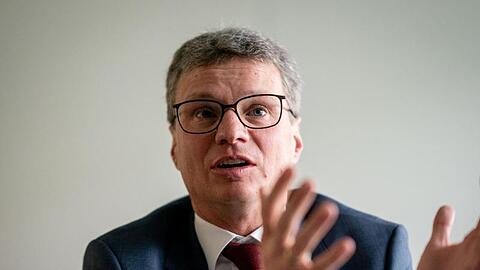 Bernd Sibler (CSU) spricht während eines Interviews. Foto: Kay Nietfeld/dpa/Archivbild