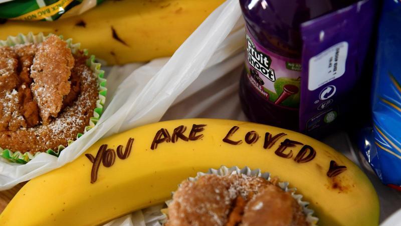 Der britische Prinz Harry und seine Frau Meghan halfen während ihres Besuchs der Hilfsorganisation One25 bei der Vorbereitung von Essenspaketen. Meghan schrieb auf Bananen Mut-Botschaften wie "You are loved" (Du wirst geliebt). Der britische Prinz Harry und seine Frau Meghan halfen während ihres Besuchs der Hilfsorganisation One25 bei der Vorbereitung von Essenspaketen. Meghan schrieb auf Bananen Mut-Botschaften wie "You are loved" (Du wirst geliebt).