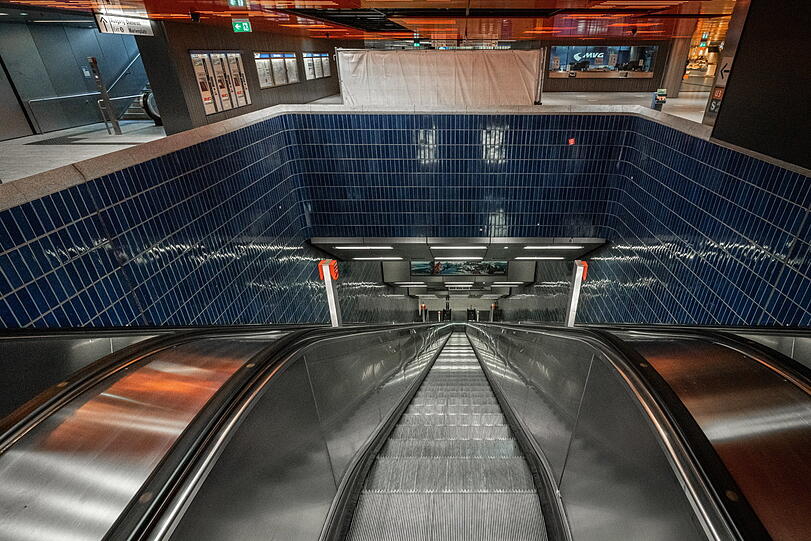 17.45 Uhr am 7. April: drei Rolltreppen am Marienplatz, menschenleer.