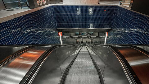 Ein 29-Jähriger rempelte die vor ihm stehende Frau nach derzeitigem Ermittlungsstand wohl versehentlich an, weil er selbst eine Treppenstufe verfehlt hatte. (Symbolbild)