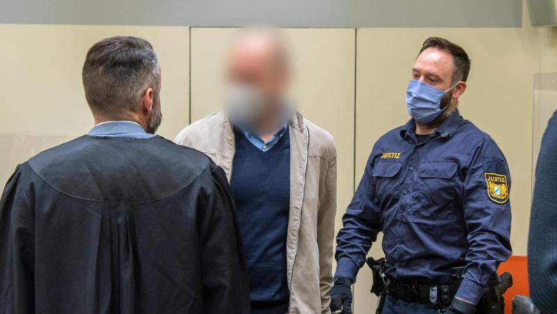 Der Angeklagte Mark S. (M) steht beim Prozess gegen ihn wegen des Verdachts des Verstoßes gegen das Arzneimittel- und Dopinggesetze zwischen seinem Anwalt Alexander Dann (l) und einem Justizbeamten.