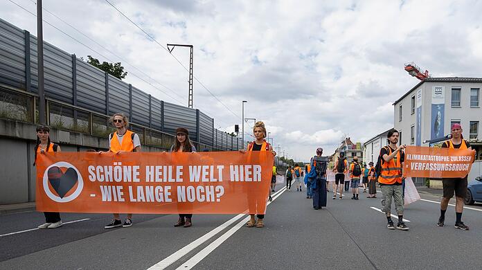 Aktivisten der Klimabewegung Letzte Generation blockieren die Bundesstraße B19 bei Würzburg.