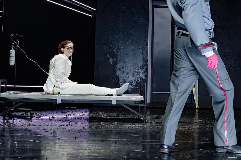 Carolin Conrad stammt aus Ulm. Nach einer Ausbildung an der Folkwang Hochschule Essen wurde sie am Theater Heidelberg engagiert. Nach Stationen in Leipzig und Zürich ist die seit 2019 festes Ensemblemitglied des Residenztheaters.