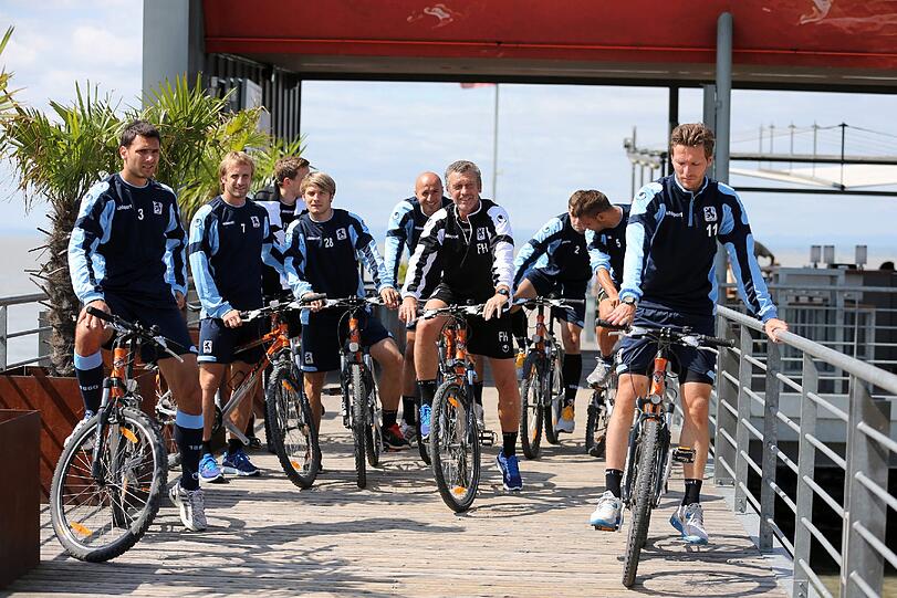 Angenommen, das Trainingslager der Löwen hätte einen Soundtrack - "Ja, mia san mitm Radl da" wäre das Lied zum dritten Tag in Neusiedl.