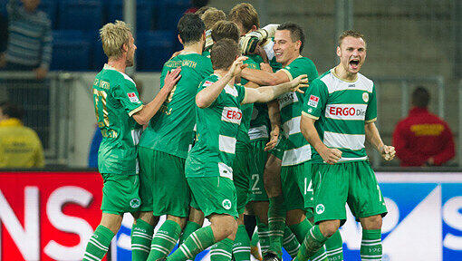 Die Spieler von Greuther Fürth jubeln über das Tor zum 3:3-Ausgleich. Die Spieler von Greuther Fürth jubeln über das Tor zum 3:3-Ausgleich.