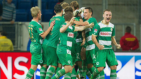 Die Spieler von Greuther Fürth jubeln über das Tor zum 3:3-Ausgleich.