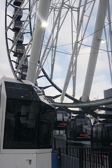Gigantisch: Dieses Gefährt lässt das Wiesn-Riesenrad winzig aussehen.