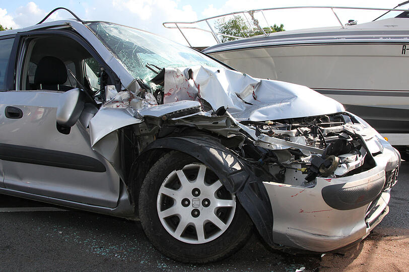 Heftiger Unfall: Ein Frau kracht in einen Traktoranhänger. Die Bilder!