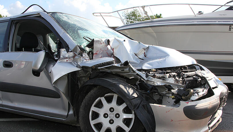 Heftiger Unfall: Ein Frau kracht in einen Traktoranhänger. Die Bilder! Heftiger Unfall: Ein Frau kracht in einen Traktoranhänger. Die Bilder!