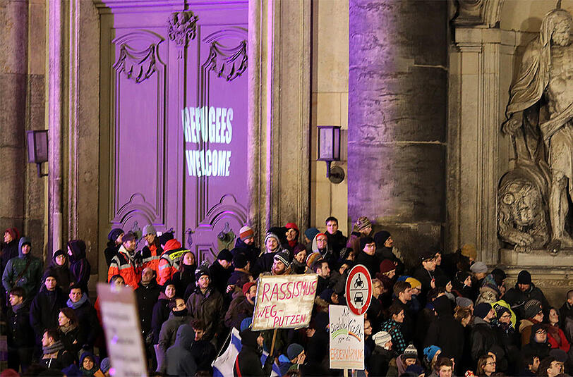 "Refugees welcome": Auch Pegida-Gegner versammelten sich gestern in Dresden.