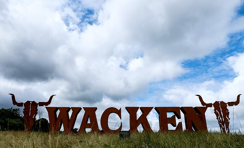 So ein Dreck! Das Wacken Open Air 2015 wird wohl ein schlammiges Unterfangen werden. Am Donnerstag geht's offiziell los, die ersten Metalfans sind schon da. Die Bilder aus Wacken.
