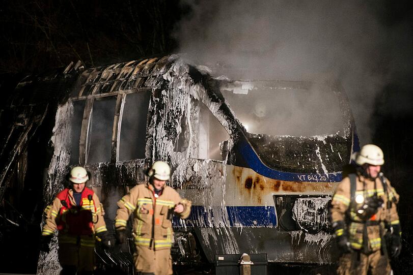 Ein technischer Defekt soll für das Feuer in dem Regionalzug verantwortlich sein. Die Bilder.