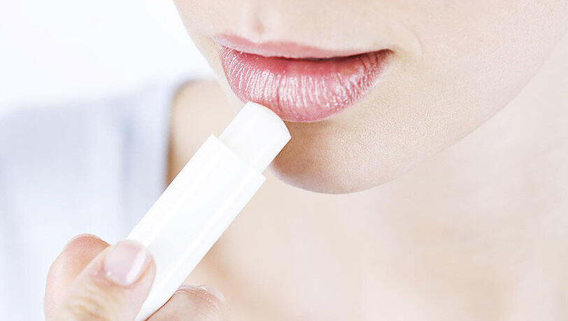 Lippen bedürfen extra viel Pflege, um geschmeidig zu bleiben Lippen bedürfen extra viel Pflege, um geschmeidig zu bleiben