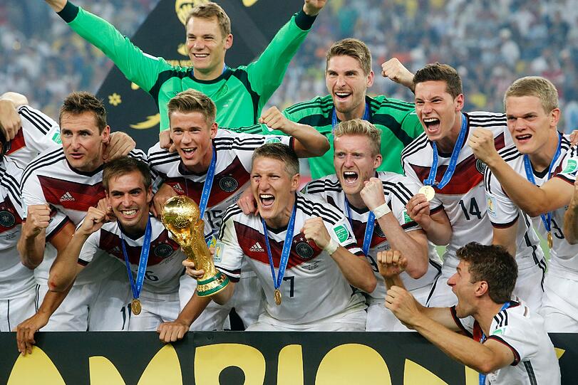 So sehen Sieger aus: einige Spieler aus der Bayern-Fraktion der Nationalmannschaft bejubeln den WM-Sieg.