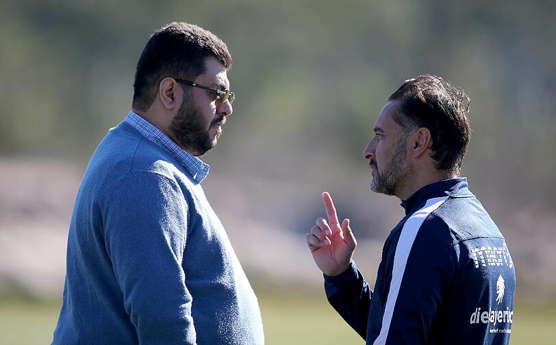 Am Montagmittag kam Löwen-Investor Hasan Ismaik im Trainingslager des TSV 1860 an und sprach zuerst mit Fans und Trainer Vitor Pereira. Die Bilder vom Besuch.