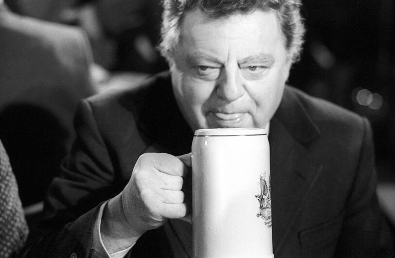 Ministerpräsident Franz Josef Strauß beim Starkbieranstich.